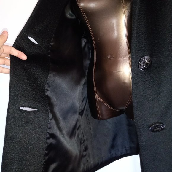 Vintage 1960s black A-line wool coat, three large buttons, faux fur collar - Picture 6 of 16